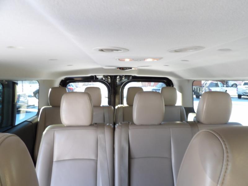 Nissan NV Passenger 3500 SL V8 2013