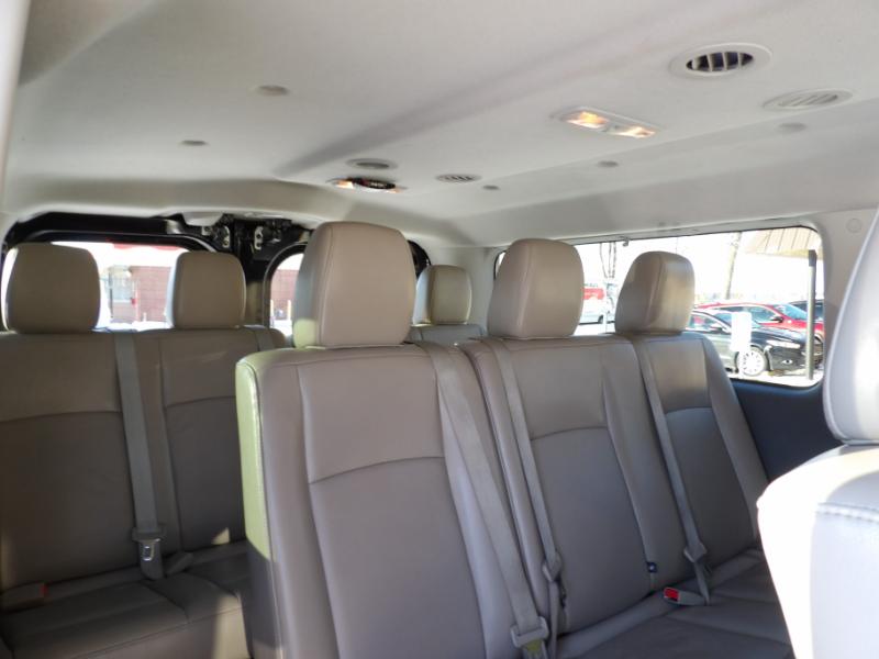 Nissan NV Passenger 3500 SL V8 2013