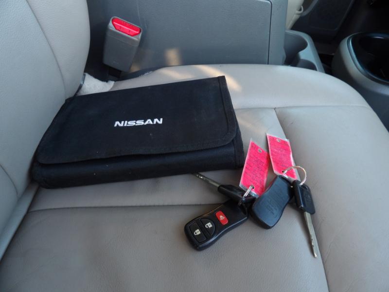 Nissan NV Passenger 3500 SL V8 2013