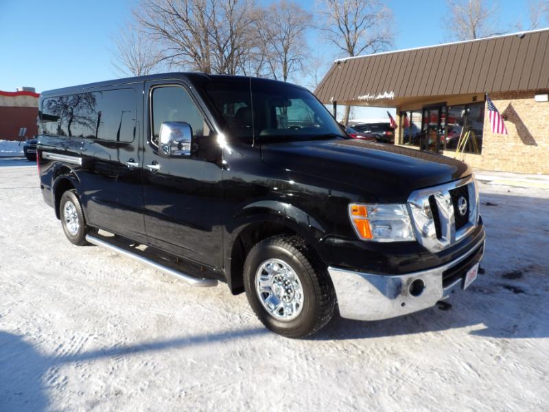 Nissan NV Passenger 3500 SL V8 2013