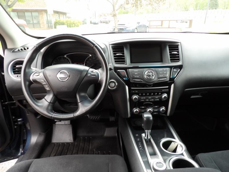 Nissan Pathfinder SV 4WD 2014