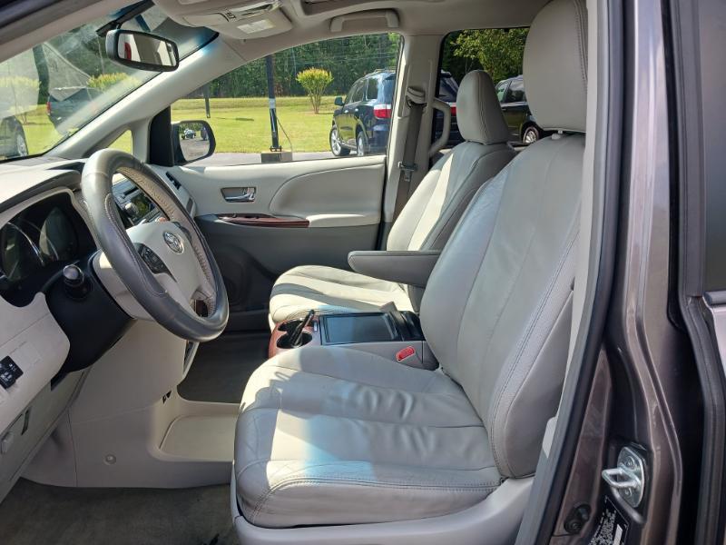 Toyota Sienna XLE FWD 8-Passenger V6 2012