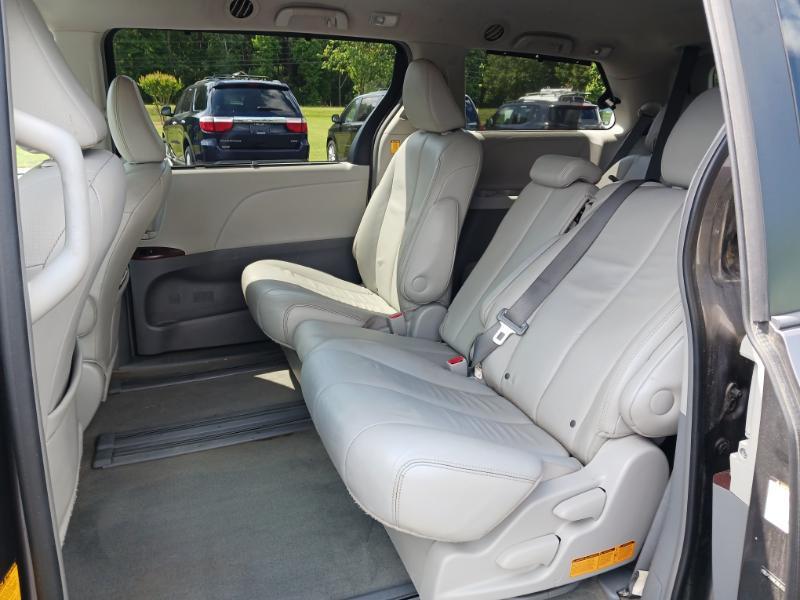 Toyota Sienna XLE FWD 8-Passenger V6 2012