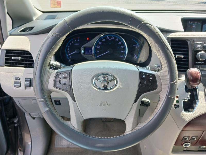 Toyota Sienna XLE FWD 8-Passenger V6 2012