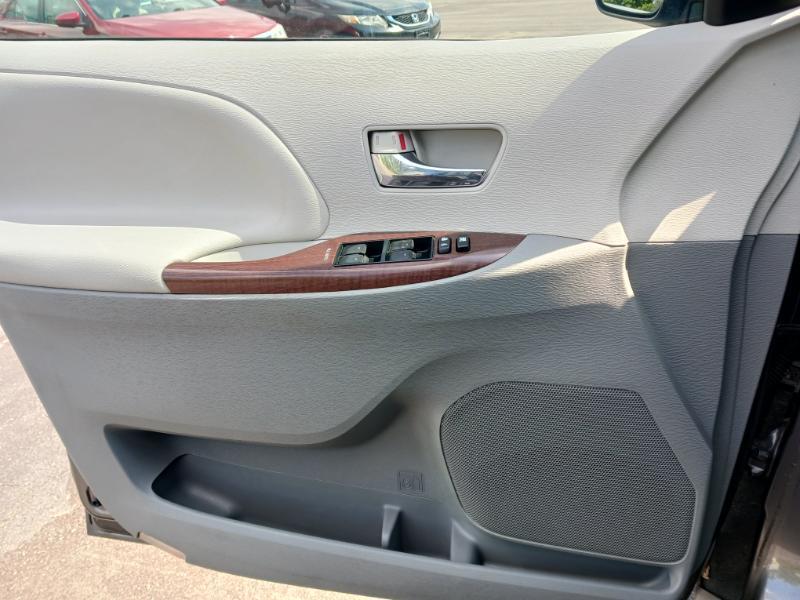 Toyota Sienna XLE FWD 8-Passenger V6 2012