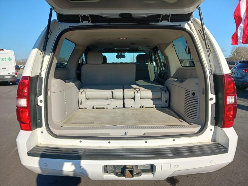 Chevrolet Suburban LT 1500 4WD 2011