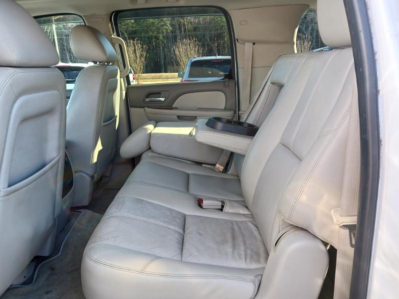 Chevrolet Suburban LT 1500 4WD 2011