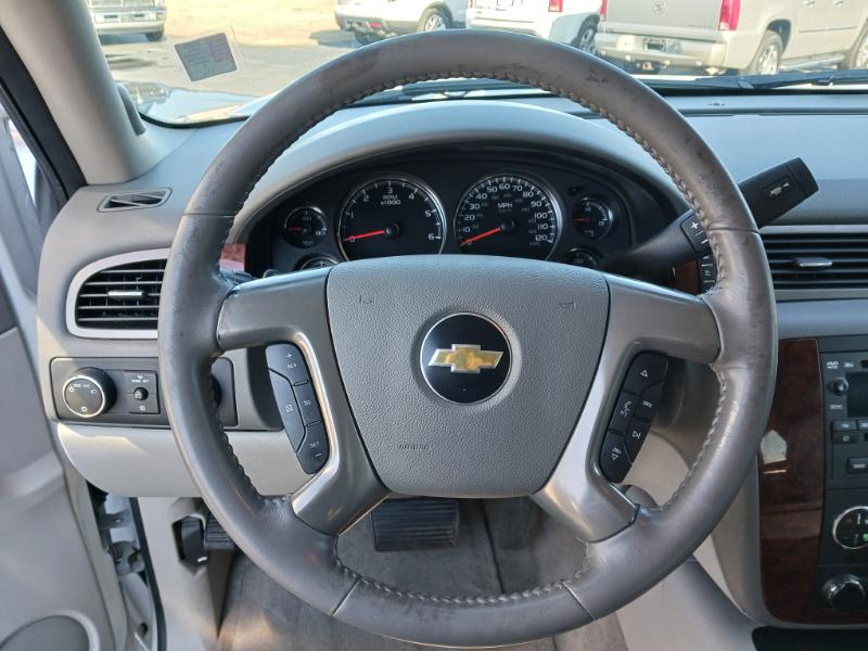 Chevrolet Suburban LT 1500 4WD 2011
