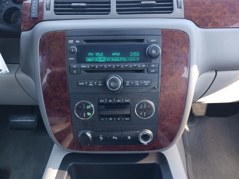 Chevrolet Suburban LT 1500 4WD 2011