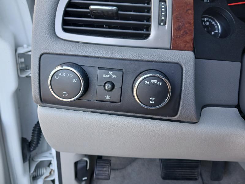 Chevrolet Suburban LT 1500 4WD 2011