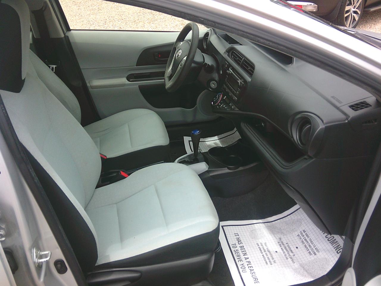 Toyota Prius c 4D Hatchback 2013
