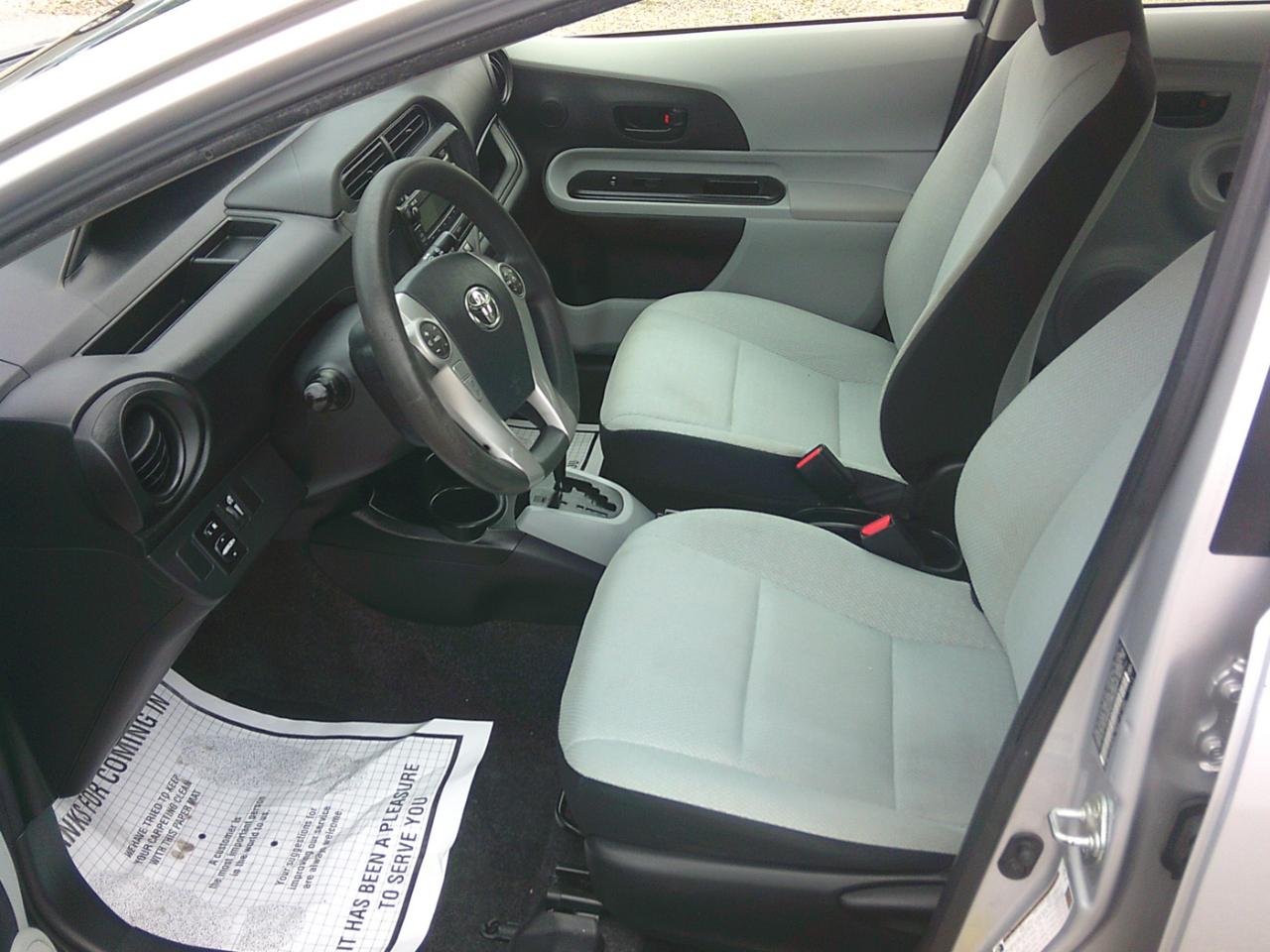 Toyota Prius c 4D Hatchback 2013