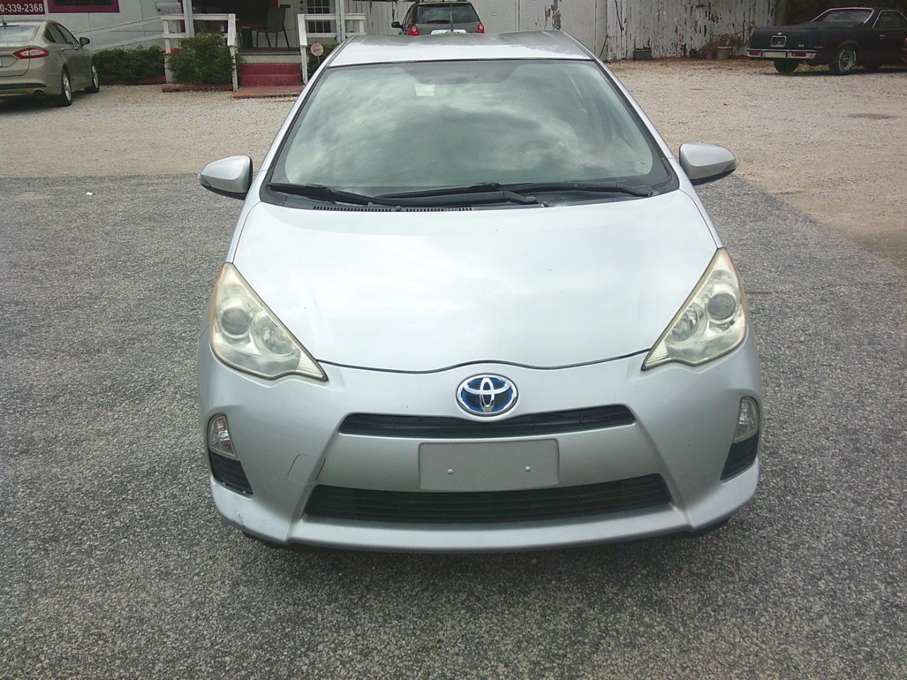 Toyota Prius c 4D Hatchback 2013