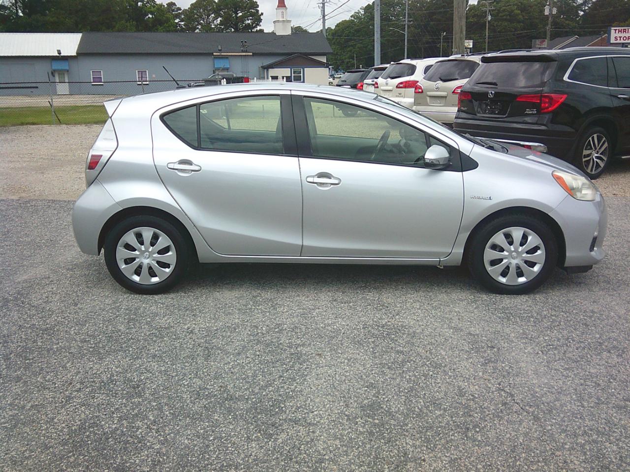 Toyota Prius c 4D Hatchback 2013