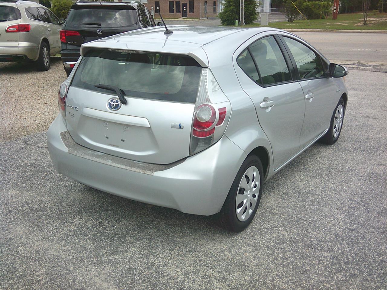 Toyota Prius c 4D Hatchback 2013