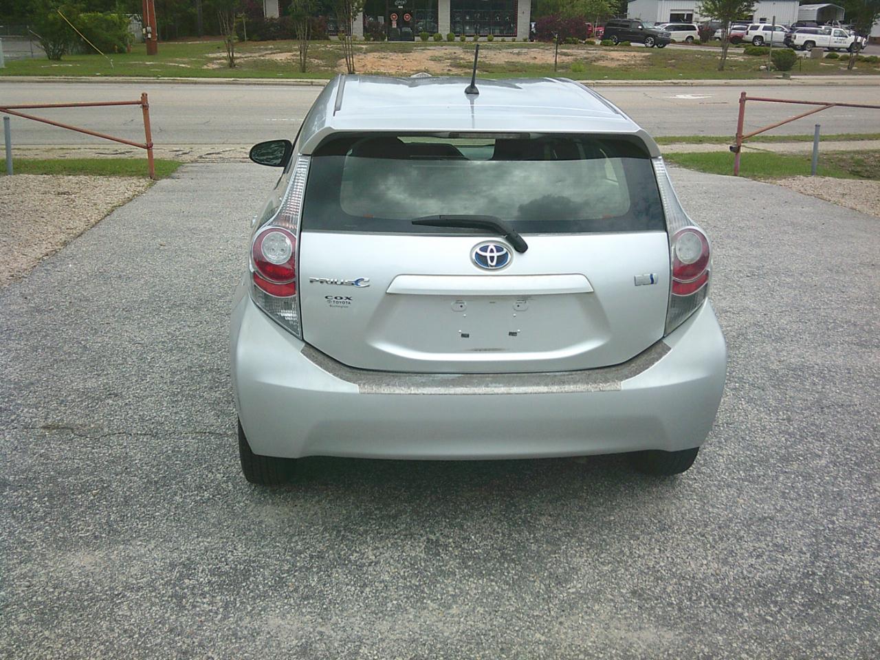 Toyota Prius c 4D Hatchback 2013