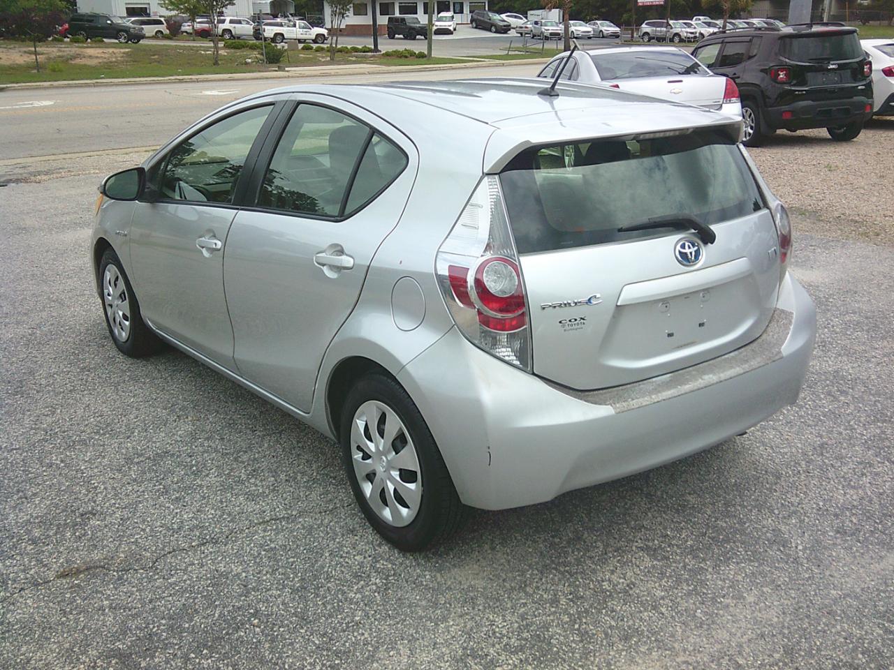Toyota Prius c 4D Hatchback 2013