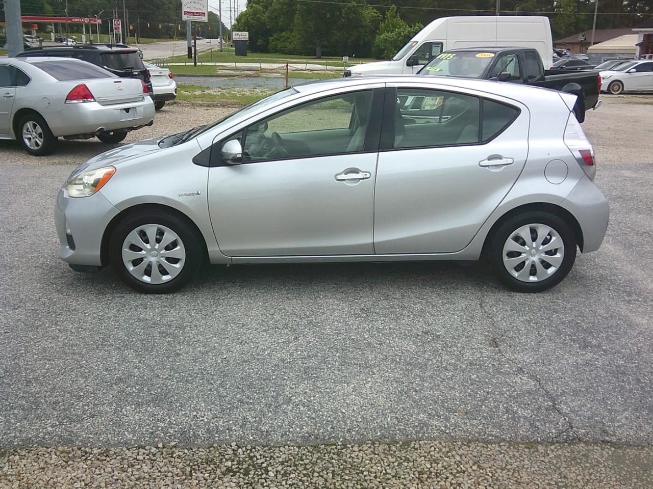 Toyota Prius c 4D Hatchback 2013