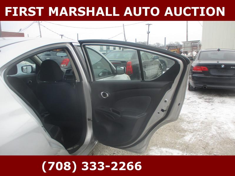 Nissan Versa 4dr Sdn CVT 1.6 SV 2015