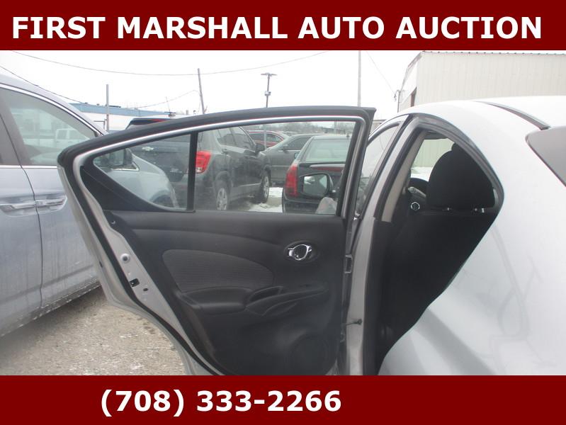 Nissan Versa 4dr Sdn CVT 1.6 SV 2015