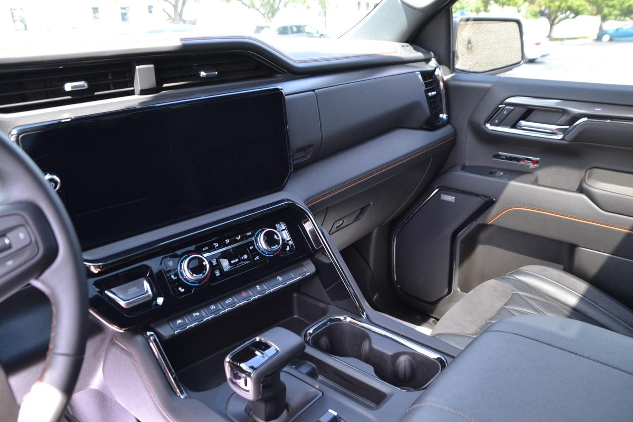 GMC Sierra 1500 AT4 Crew Cab 4WD 2024