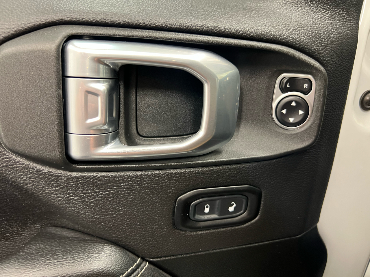 2021 Jeep Wrangler Unlimited Sahara photo 6