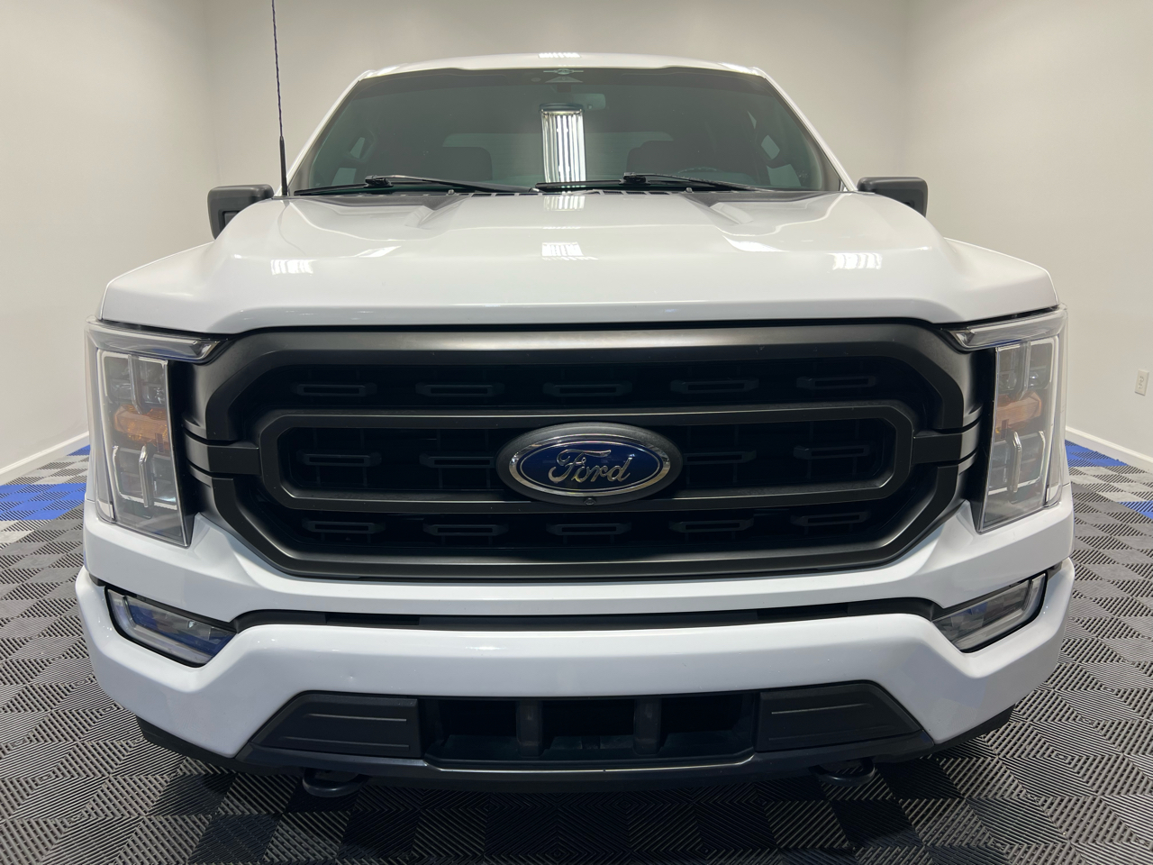 2023 Ford F-150 XLT photo 2