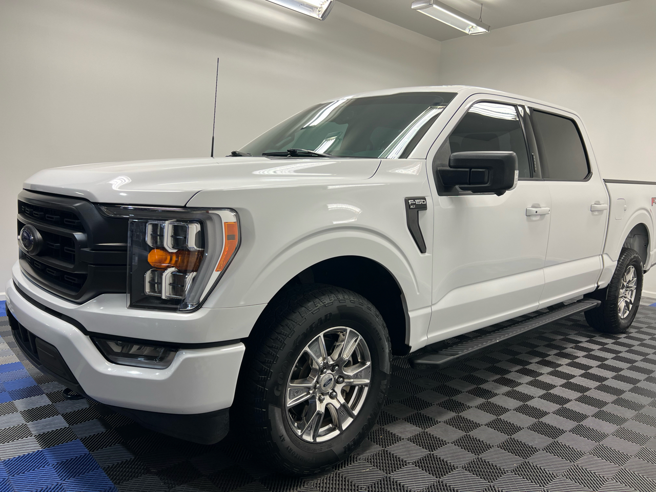 2023 Ford F-150 XLT photo 3