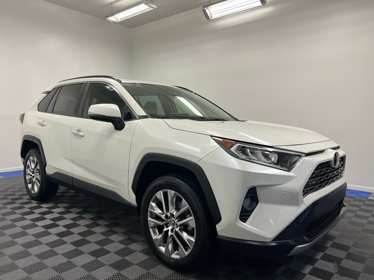 Toyota RAV4 Limited FWD (Natl) 2019