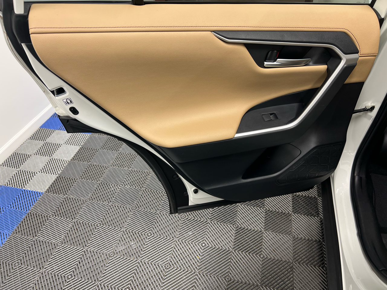 Toyota RAV4 Limited FWD (Natl) 2019