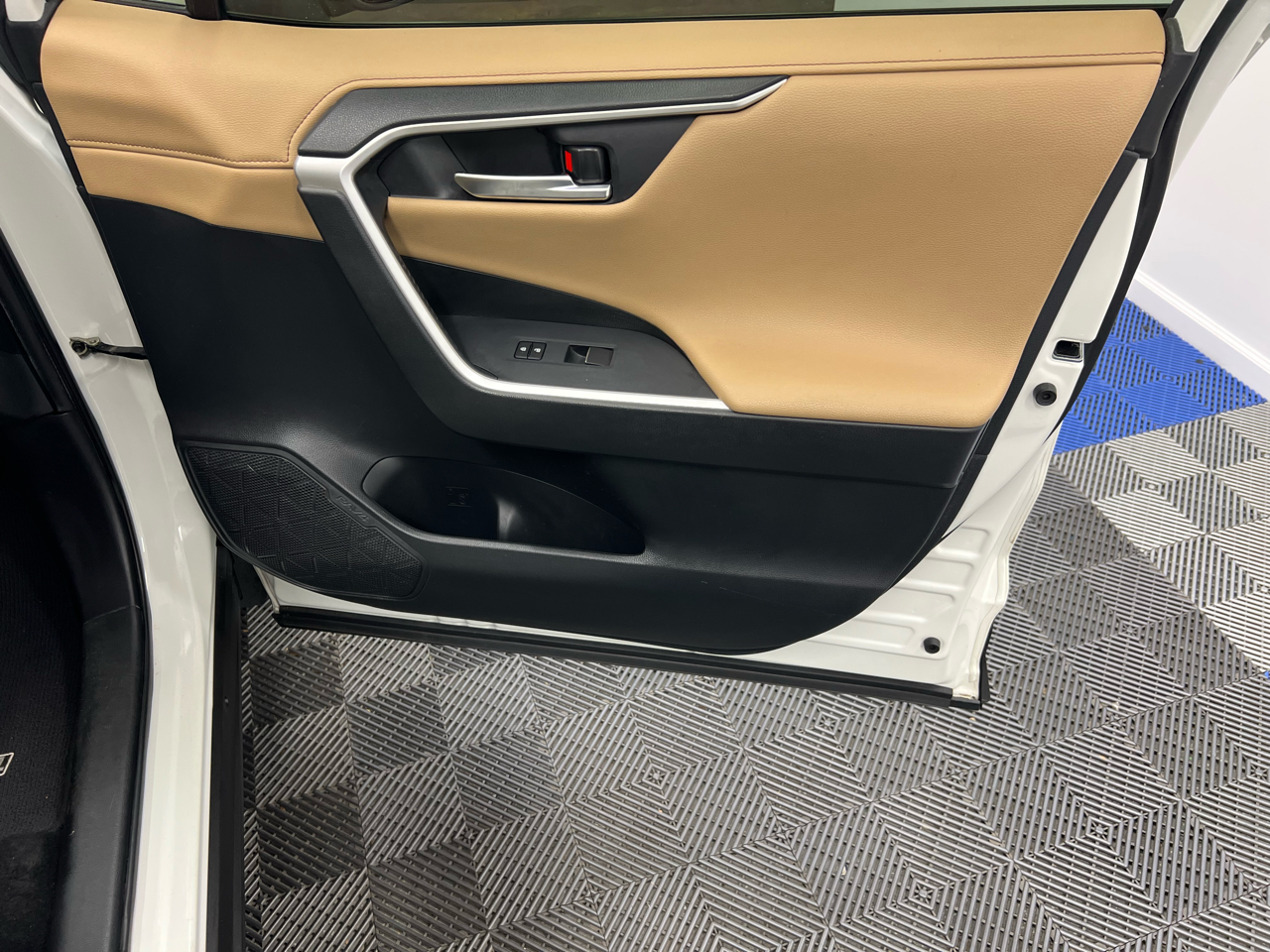 Toyota RAV4 Limited FWD (Natl) 2019