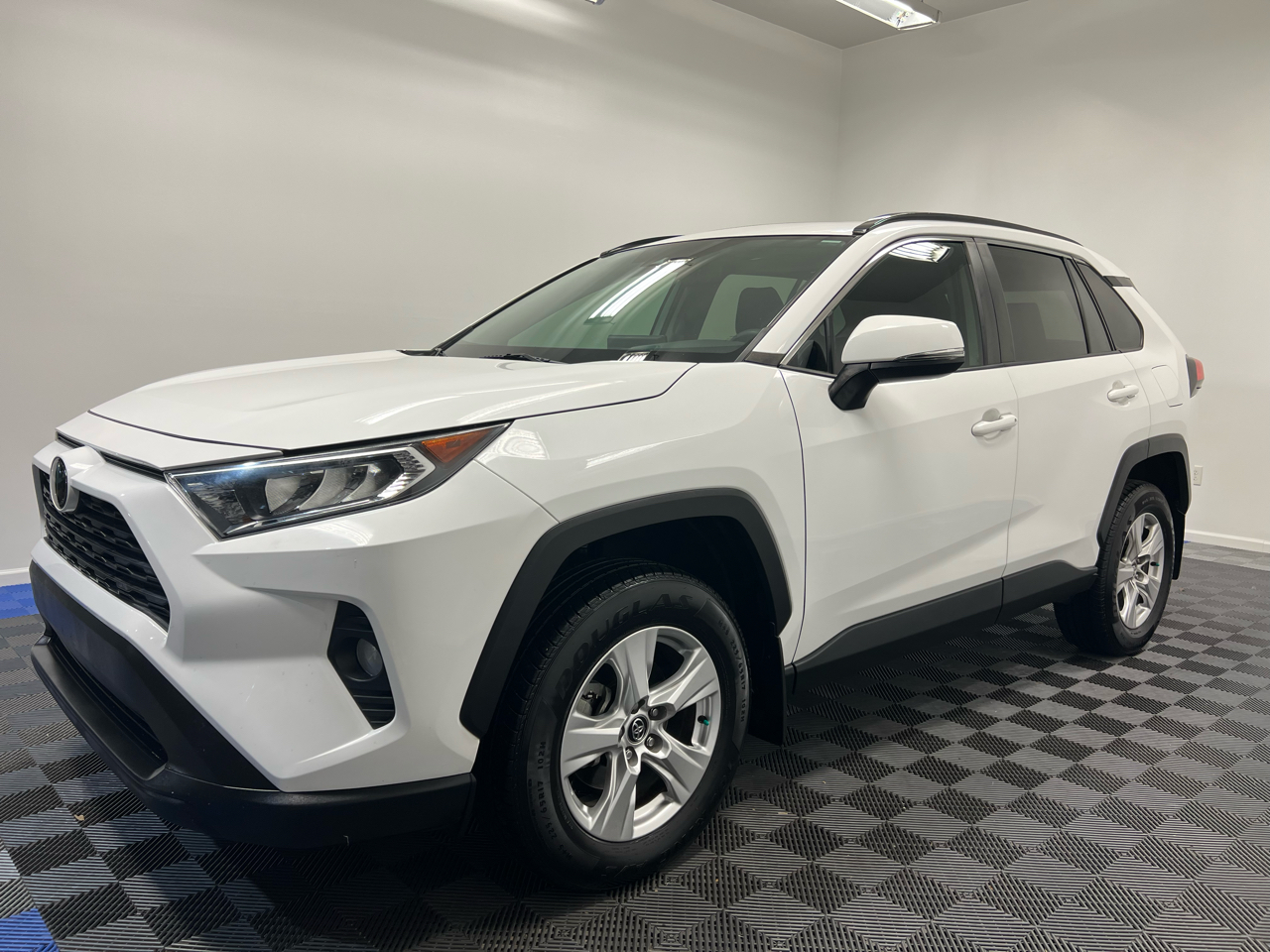 Toyota RAV4 XLE FWD (Natl) 2020