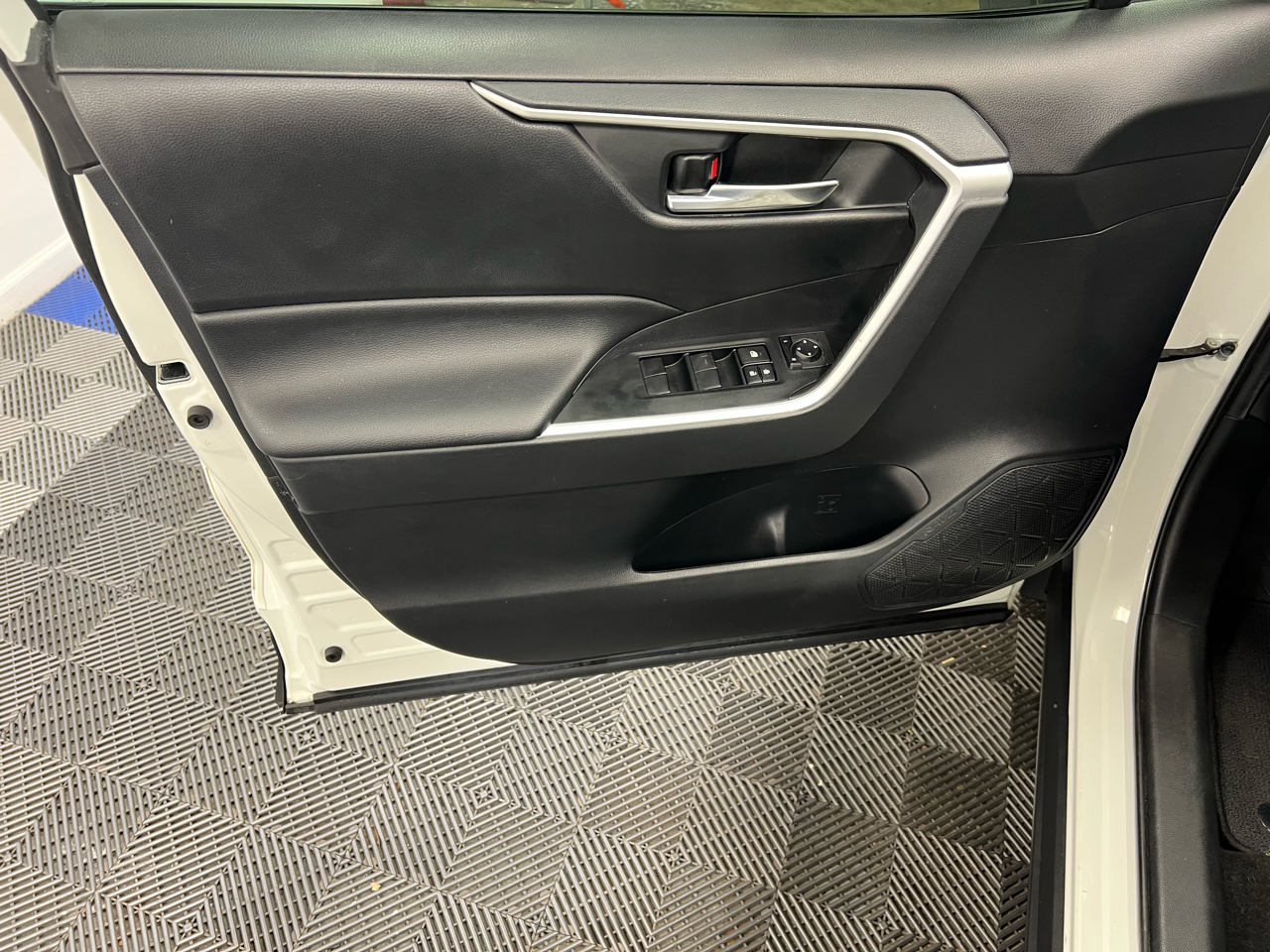 Toyota RAV4 XLE FWD (Natl) 2020