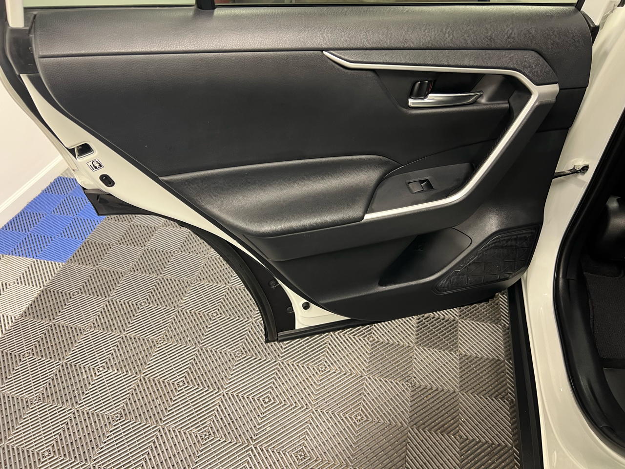 Toyota RAV4 XLE FWD (Natl) 2020