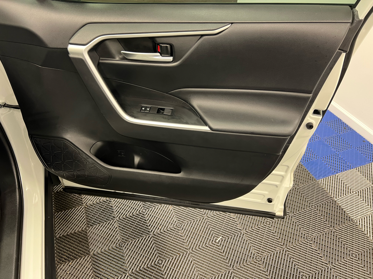 Toyota RAV4 XLE FWD (Natl) 2020