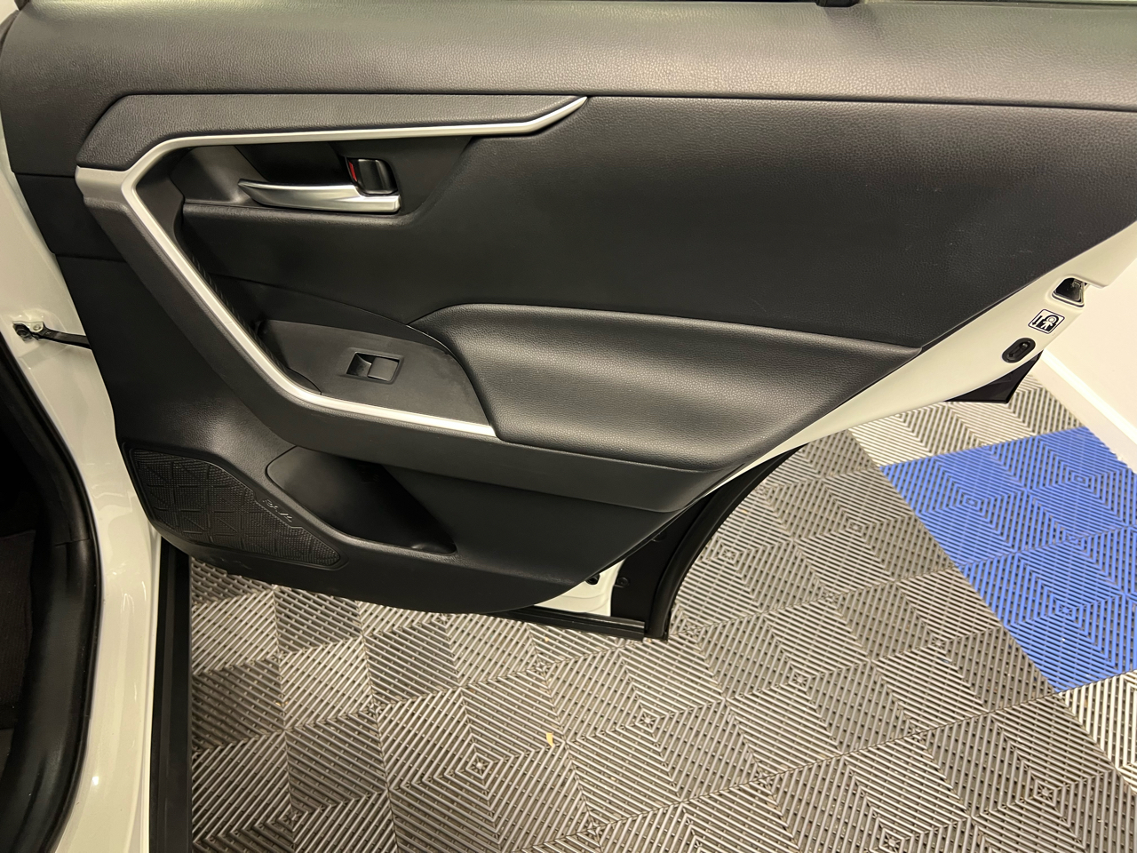 Toyota RAV4 XLE FWD (Natl) 2020