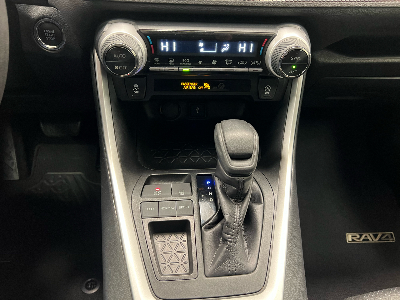 Toyota RAV4 XLE FWD (Natl) 2020