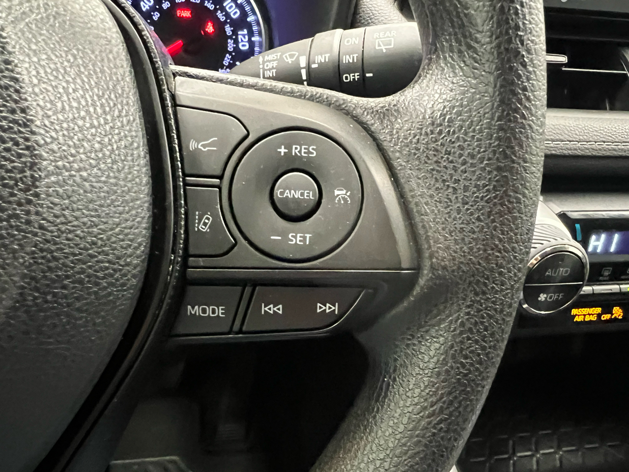 Toyota RAV4 XLE FWD (Natl) 2020