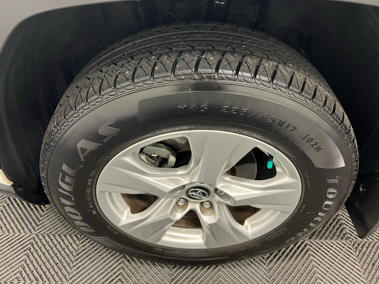 Toyota RAV4 XLE FWD (Natl) 2020