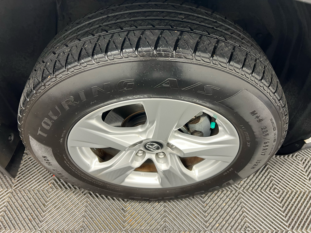 Toyota RAV4 XLE FWD (Natl) 2020