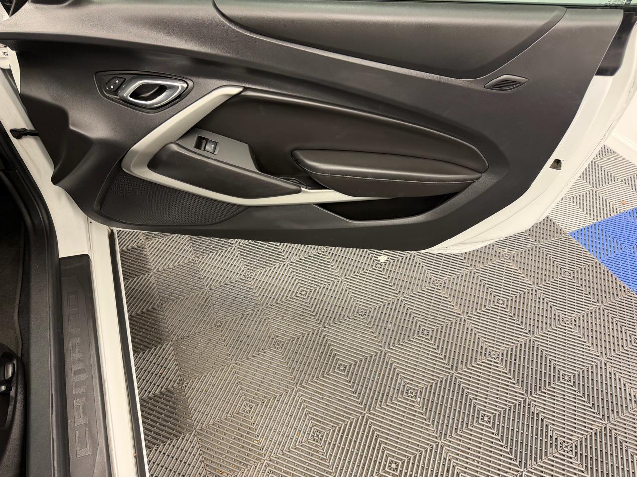 Chevrolet Camaro 2dr Coupe RS 2017