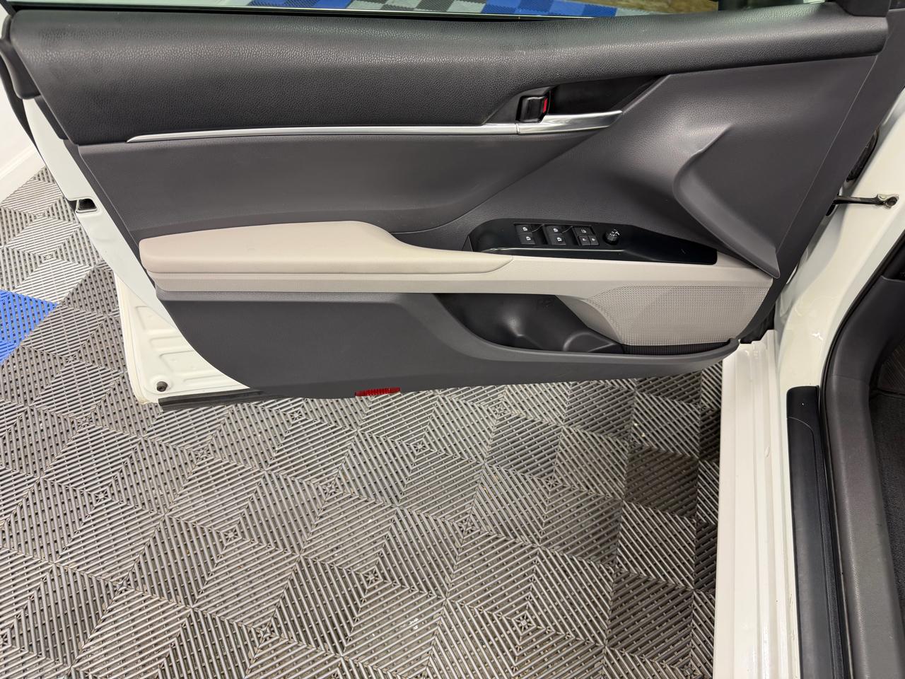 Toyota Camry LE Auto (Natl) 2020
