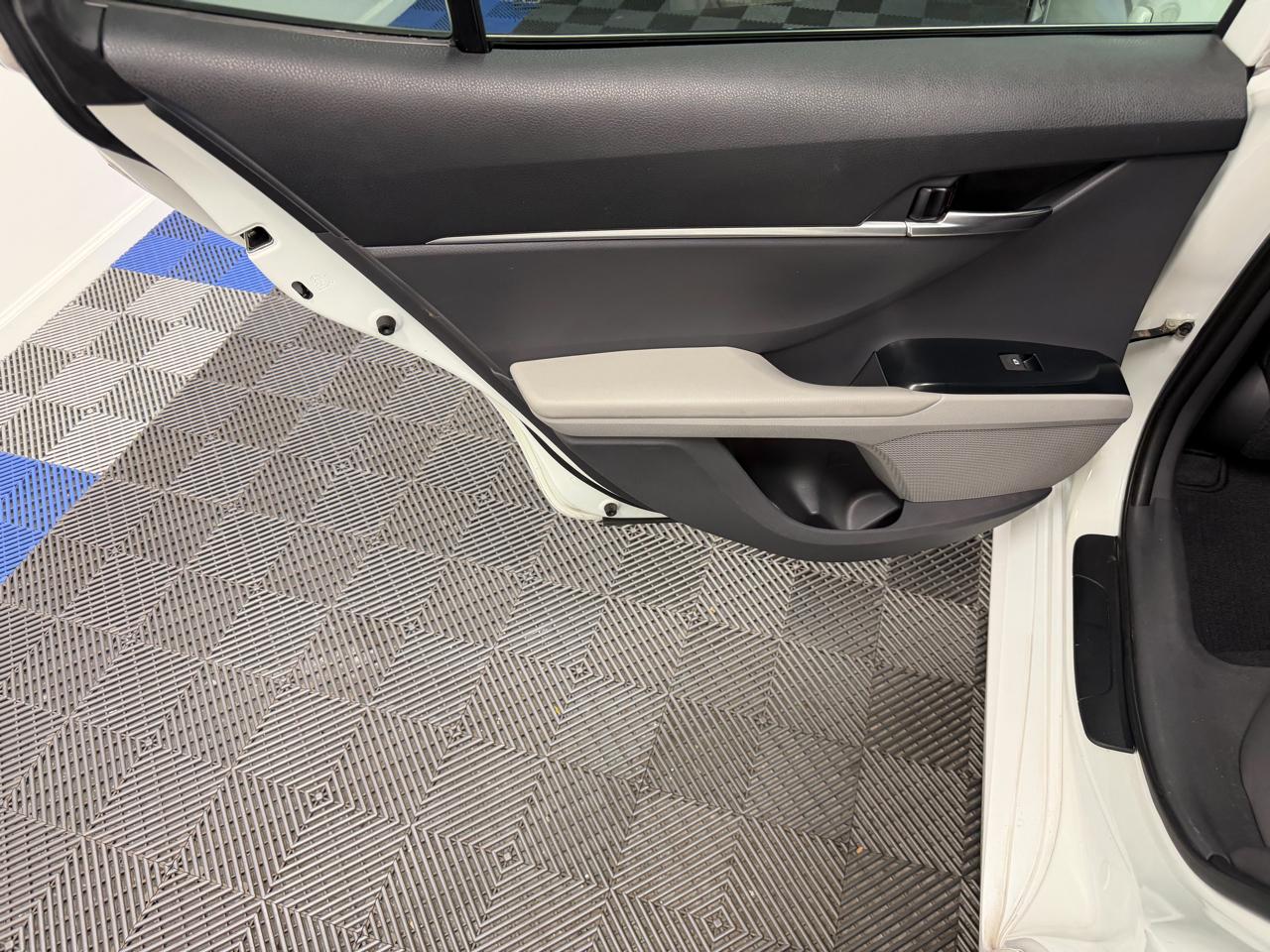 Toyota Camry LE Auto (Natl) 2020