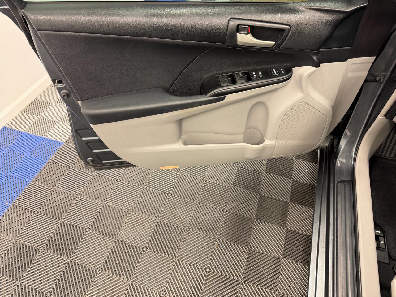 Toyota Camry 4dr Sdn I4 Auto LE (Natl) 2012