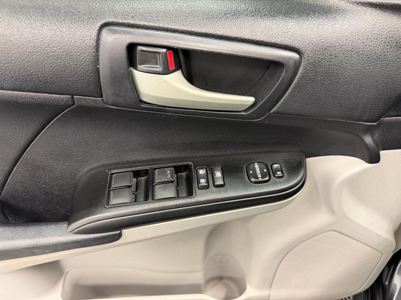 Toyota Camry 4dr Sdn I4 Auto LE (Natl) 2012