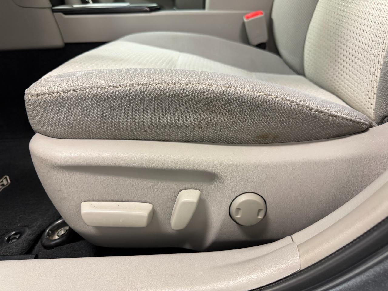 Toyota Camry 4dr Sdn I4 Auto LE (Natl) 2012