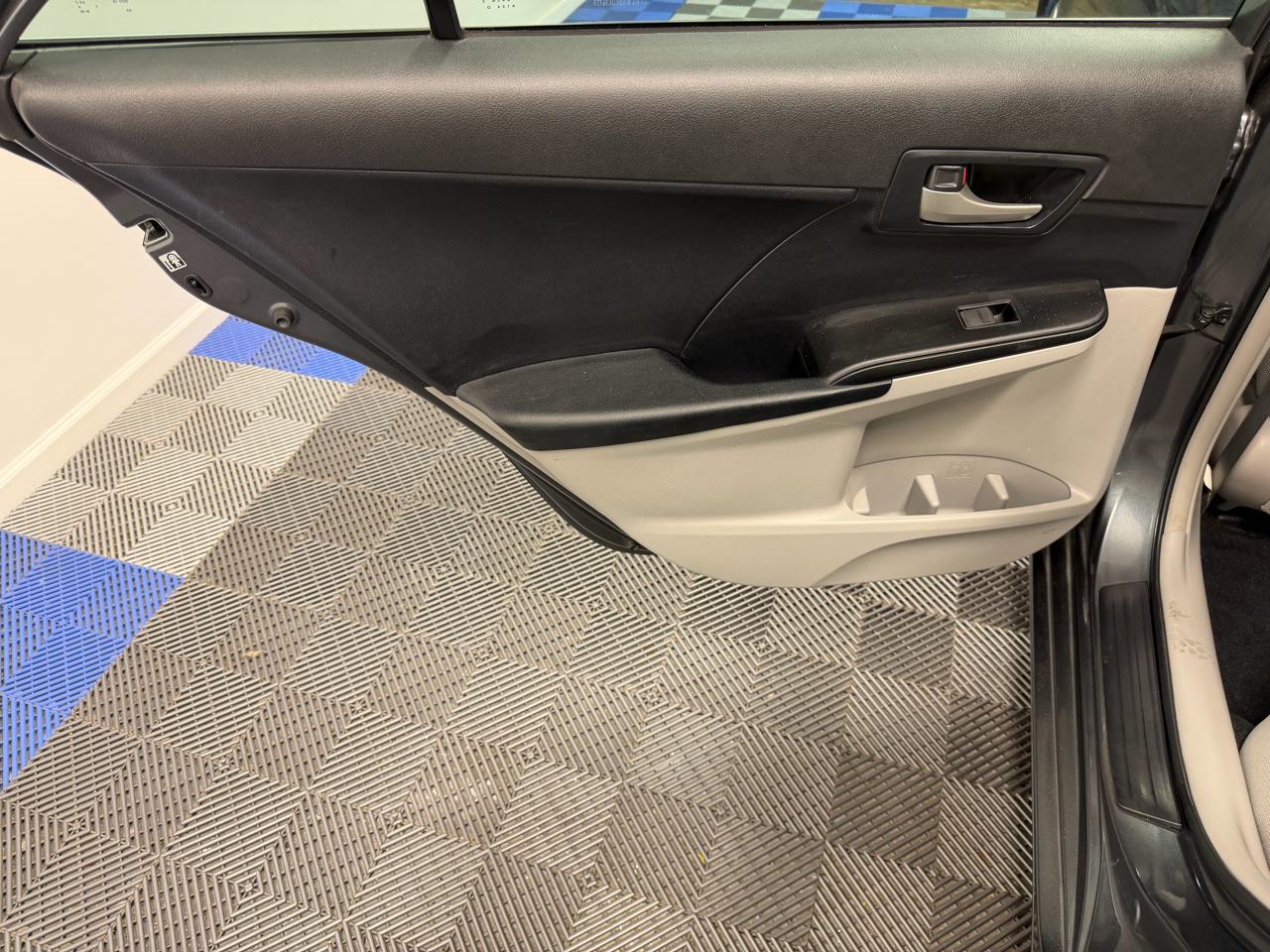 Toyota Camry 4dr Sdn I4 Auto LE (Natl) 2012
