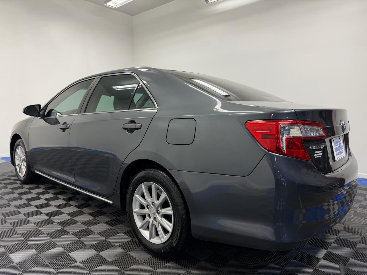 Toyota Camry 4dr Sdn I4 Auto LE (Natl) 2012