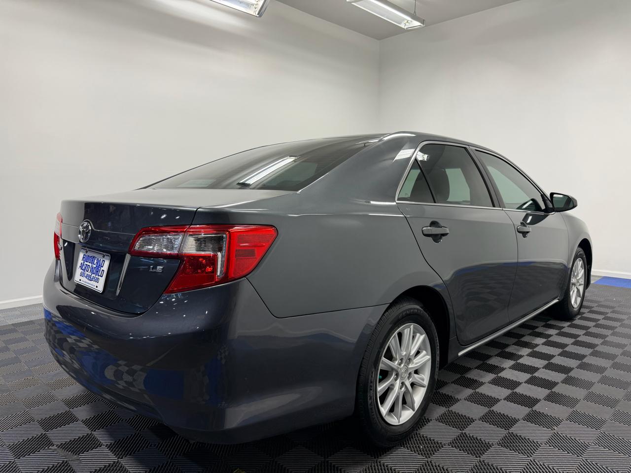 Toyota Camry 4dr Sdn I4 Auto LE (Natl) 2012