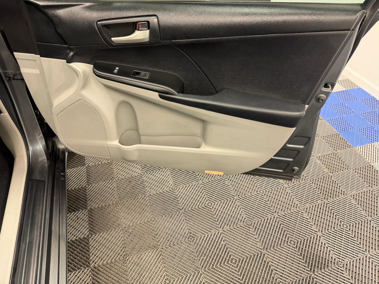 Toyota Camry 4dr Sdn I4 Auto LE (Natl) 2012